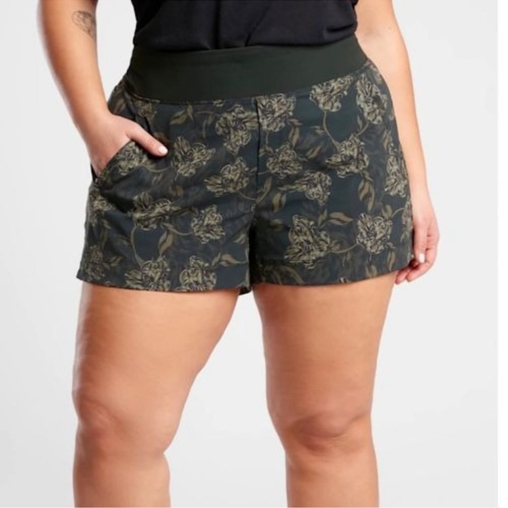 Athleta Trekkie North Printed Short Terra Firma Olive Green 18 NEW NWT